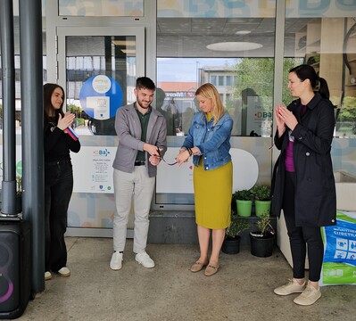 Trak sta slavnostno prerezala županja mag. Renata Kosec in mladi župan Aljaž Praznik